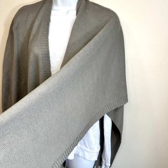 NWT Love Sadie Fringe Wrap Sweater Grey Size Small ✨🆕✨ - Picture 5 of 12